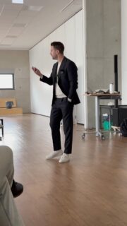 „Als pädagogische (Lehr-) Person ist es überaus hilfreich, das als auffällig und potenziell störend wahrgenommene Verhalten von Schüler*innen vor dem Hintergrund ihrer Bedürfnisse zu verstehen“ (Amrhein et al., 2024, S. 46).
Dass ein Kind im Unterricht stört, kann etwas ganz Natürliches sein - wie es natürlich ist, dass eine Lehrkraft während eines Vortrages von mir Klausuren korrigieren, einer Kollegin Fotos vom Urlaub zeigen oder eben mit dem Rücken zu mir sitzen möchte. Kinder und Jugendliche haben Bedürfnisse - genauso wie die Lehrkräfte und alle anderen Menschen. Und so kann man jedes Verhalten als einen Weg verstehen, diese Bedürfnisse erfüllen zu wollen. Wahrlich werden ab und zu lebensundienliche Strategien gewählt - dann kann man darüber reden. Ob mich ein Verhalten aber stört oder nicht, liegt vor allem auch an mir: Was brauche ich gerade? Respekt und Wertschätzung und Ruhe? Dann kann eine Unterrichtsstörung durch ein Kind bei mir Wut auslösen. Das Verhalten löst es aber nur aus. Es ist niemand Grund dafür! Wenn wir dies realisiert haben, sind wir auf einem guten Weg in Richtung eines friedvolleren und gesünderen Lebens. Und in Richtung eines lernförderlicheren Rahmens!
Übrigens: Wenn ein Kind oder eine Lehrkraft immer das tut, was von ihm oder ihr verlangt wird, ist es vielleicht „ruhiger“ im Raum, aber nicht unbedingt lernförderlicher oder gesünder. 
Auch passend dazu das, was ich gestern selbst las: „Sie, und niemand sonst, sind für Ihre Stimmungen verantwortlich. Wenn Sie das verstehen, wird es nach und nach besser“ (von Schirach, 2025, S. 79).
#instalehrerzimmer #lernen #bildung #wissenschaftdiepraxismacht #wissenschaftskommunikation @umbraise 
Quellen:
Amrhein, B. L., Badstieber, B., & Weber, C. (2024). Konflikten in Schule und Unterricht begegnen. Neue Lösungen im Umgang mit belastendem Verhalten. Beltz.
von Schirach, F. (2025). Regen. btb.
Das Video entstand am 11.3.25 an der Lippetalschule in Lippetal. Dank an @aliina.lis fürs Filmen.