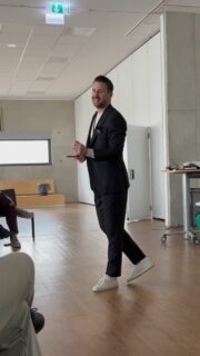 Ich mache mir ja u.a. Gedanken (und forsche dementsprechend) dazu, warum die Leistungen und das Wohlbefinden in Schule stellenweise mies sind und warum Lehrkräfte und päd. Personal manchmal keine Lust auf Schulentwicklung haben. Das Reel liefert einen Grund für beide Phänomene. 
Miese Leistung und mieses Wohlbefinden können an miesen Lern- oder Prüfungssituationen, ABER EBEN AUCH an einer schlechten Kopplung von Lern- und Prüfungssituation liegen. Widerstand beim Thema Schulentwicklung auch.
Weder standardisierte Prüfungen noch offenerer Unterricht sind per se schlecht - im Gegenteil. Aber die Kombination könnte kritisch sein. Erst recht dann, wenn Lernende oder Lehrende Sicherheit brauchen. 
Standardisierte Prüfungen sind gut zum Vergleichen verschiedener Messzeitpunkte: wenn es mal über längere Zeit (nicht) gut läuft, beim Lernen oder der Gesundheit, dann helfen standardisierte Verfahren, weil sie das aufzeigen können. Bei der Diskussion über offenere Lernszenarien werden gerade tendenziell reformpädagogische Ideen aus dem Schrank geholt. Die Idee ist klar: Offenheit ermöglicht eine stärkere Bedürfnisorientierung. Letzteres bringt aber auch weniger Kontrolle und womöglich mehr Unsicherheit mit sich. Ergo: die Kombi von „offen“ und „geschlossen“ sollte intensiv überlegt sein. 
Dieser Beitrag soll nicht sagen, was richtig und was falsch ist. Das sollte individuell entschieden werden, je nach Altersstufe, Inhalt, Art der Prüfung, Bedürfnissen und Bedarfen etc. Dieser Beitrag soll sensibilisieren.
P.S. Bei diesem Studientag aka SchiLf aka päd. Tag waren Schüler:innen aus dem Päda-LK dabei. Beste! Meine Empfehlung für gute Stimmung und nachhaltige Entwicklung. Und ich würde gerne mal untersuchen, ob sich Lehrkräfte dann anders verhalten, wenn Schüler:innen dabei sind: z.B. weniger Rücken zuwenden oder korrigieren, wenn ich vortrage 😊 Wenn bislang Schüler:innen dabei waren, war es immer ganz besonders gute und positive Stimmung. Dieses Mal in Lippetal war es auf jeden Fall wunderbar. Aber das ist ein anderes Thema… 😊
#instalehrerzimmer @uniosnabrueck @schulpaedagogik_osna Danke, @aliina.lis für die Aufnahmen.