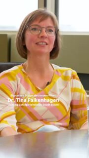 Der Film ist da! Jetzt bei YouTube! Link in Bio.
Zum Reel:
Signature-Sequence des Films. Die Leitung der Schulpsychologie Essen, Dr. Tina Falkenhagen, setzt an und vollendet. 
Wir hoffen, Ihr schaut Euch den Film an, den Ihr ab sofort bei YouTube (Kanal ferdistebner) findet. Und wir hoffen, dass wir mit dem Film sensibilisieren, motivieren, bestätigen und/oder aufwecken. Schule heute passt größtenteils nicht zur heutigen Welt. Und das zeigt sich nicht nur in den Leistung, sondern erschreckenderweise auch in den Zahlen zu psychischen Erkrankungen - bei Klein und Groß. 
Im Film richte ich den Appell an uns Unis und an die Schulen bzw. vor allem an die Schulleitungen. Das mache ich, weil ich Ohnmacht verhindern möchte. Wir sind (auch) das System. Wir können Dinge verändern - ich will nicht, dass wir nur warten. Der gesamte Film soll aber auch ein Schrei in Richtung der Politik sein. Helft den Schulen. Jetzt! 
Der Film ist eine gemeinsame Produktion von @247timon und @ferdistebner. 
#instalehrerzimmer