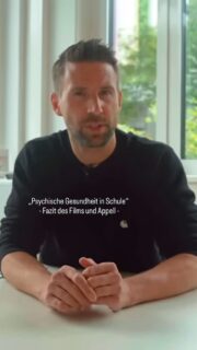 „Es gibt Wichtigeres als Wissen - Wissen und Kompetenzen sind wichtig. Gesundheit ist wichtiger.“
Im Film richte ich den Appell an uns Unis und an die Schulen bzw. vor allem an die Schulleitungen. Das mache ich, weil ich Ohnmacht verhindern möchte. Wir sind (auch) das System. Wir können Dinge verändern - ich will nicht, dass wir nur warten. Der gesamte Film soll aber auch ein Schrei in Richtung der Politik sein: „Helft den Schulen. Jetzt!“
Den gesamten Film findet Ihr bei YouTube im Kanal von ferdistebner. 
Der Film ist eine gemeinsame Produktion von @247timon und mir in Kooperation mit unseren jeweiligen Teams @buntundblinkt und @uniosnabrueck.
#instalehrerzimmer #bildung #gesundheit #mentalegesundheit #mentalhealthawareness #mentalhealthmatters