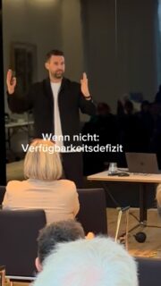 Oft missverstanden, meistens zu wenig gefördert: Selbstregulation des Lernens (Stebner & Dignath, im Druck). 

Und die Frage stellen sich das Land NRW und die Bezirksregierung wirklich: Soll die Selbstregulation stärker gefördert werden? Und wenn ja: wie?

Heute war ich in der @bezregmuenster (Bezirksregierung) und habe die Schulaufsicht von 800 Schulen in NRW fortgebildet. Passend zum Schulkompass NRW (@bildungsland.nrw) und der Stellungnahme der Leopoldina ging es also um die Selbstregulation im Leben und beim Lernen und um die wichtige Frage: Was ist das (nicht)? Wie fördert man es? Und welche Rolle spielen die Schulkultur und die Übergänge?

In diesem Reel gibt es erst einmal die Grundlage: was ist Selbstregulation? Und wie nennt man es, wenn das nicht klappt (Hasselhorn, 1992, 1996; Stebner et al., 2020): 
• Verfügbarkeitsdefizit (Ich kenne die Strategie X nicht), 
• Produktionsdefizit (Ich kenne die Strategie X, nutze sie aber nicht) und 
• Nutzungsdefizit (Ich kenne die Strategie X, nutze sie, mache dabei aber Fehler). 

P.S. Zusammen mit der Leopoldina suchen wir gerade evidenzbasierte Programme zur Selbstregulation (auch beim Lernen) von KITA bis zur weiterführenden Schule, die bald auf einer Website (ab ca. Februar 2026) zur Verfügung gestellt werden. 

#instalehrerzimmer #lernen #schule