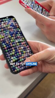 In meinem aktuellen Smartphone-Seminar (Wintersemester 25/26) @uniosnabrueck geht es um die Nutzung bzw. das Verbot von Smartphones an deutschen Schulen. Es geht auch darum, wie man Schüler:innen zu einem bewussten, gesunden und nützlichen bzw. lernförderlichen Konsum verhilft. Ausgangspunkt ist aber der eigene Konsum der Lehramtsstudierenden. Kaum jemand unter den Studierenden ist damit zufrieden - das zeigte die Eingangsdiagnostik. Und daher setzen wir dort an, denn es stellt sich ja zurecht die Frage: Wie soll jemand authentisch und kongruent eine gewisse Sache beibringen bzw. fördern, wenn er/sie es selbst nicht beherrscht und keine lebensdienlichen Strategien besitzt bzw. nicht in der Lage ist, diese anzuwenden?

Aufgabe war es in diesen besonderen zwei Sitzungen, sich kreativ mit dem eigenen Smartphone-Konsum zu beschäftigen, denn man kann nur das Verhalten verändern, das einem bewusst ist: Was nervt? Was soll verändert werden? Was soll verstärkt werden? Es konnte gebastelt, geschrieben, gezeichnet etc. werden - alles war möglich. Die Leistungen werden nicht bewertet, und in der nächsten Sitzung nach Weihnachten werden die Produkte und ihre Begründungen der gesamten Gruppe vorgestellt. 

Auffällig war: Es war eine besondere Stimmung während der Sitzungen. Man hat den Fokus quasi gespürt. Das Smartphone hat zwar eine Rolle, aber irgendwie auch gar keine Rolle gespielt.

Und? War etwas dabei, das Euch helfen würde?

@schulpaedagogik_osna 

#instalehrerzimmer #smartphone #schule