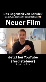 In diesem Film haben wir erstmals einen Malort besucht, der der Theorie zufolge frei von Bewertungen sein soll. Menschen sollen dort im Moment „aufgehen“, sie sollen spielen - Handlung um der Handlung willen. Das alles soll gesund sein, Spaß machen und dazu führen, sich noch einmal ganz anders wahrzunehmen. Vor dem Hintergrund der Bewertungspraxis in Schule und z.B. Phänomenen wie dem Korrumpierungseffekt und der Studienlage zur psychischen Gesundheit in Schulen wollten wir mal schauen, ob es überhaupt möglich ist, Dinge zu machen, ohne sich selbst oder andere zu bewerten (und sich damit zu stressen). Vielen von uns ist es schwergefallen oder gar nicht gelungen. Vermutlich macht Übung die/den Meister/in. Der Film erhebt dabei keinen Anspruch auf Vollständigkeit. Er soll lediglich einen kleinen Einblick in die Welt eines Malorts geben. 

Wenngleich Bewertungen vielleicht nicht immer passend oder lebensdienlich sind, so ist es wichtig festzuhalten, dass Feedback für das Lernen ein wichtiges Element ist. Einen spannenden Artikel zu Feedback (und auch der Wirkung negativen Feedbacks) findet Ihr hier: https://link.springer.com/article/10.1007/s10648-024-09861-6 

Wir danken Thorsten Sandvoß vom Malort Osnabrück (www.malort-osnabrueck.de // @malspiel_freisein) für die Einblicke.

Der Film ist eine gemeinsame Produktion von Timon Seitzer @247timon (www.buntundblinkt.de) und Ferdi Stebner. Ein besonderer Dank gilt Hannes Linke (@hannex.jl) für die Mühen in der Postproduktion.

#instalehrerzimmer #lernen #bildung 

@t_dogortobeythebrave @nora.sophia @_lara.sie_ @vanessaschlueter_ @lauravkl @sophiaryll @anna.hrm