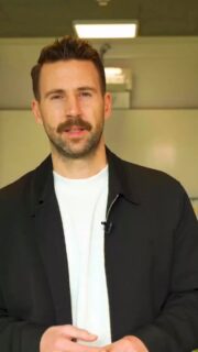 NEUER FILM
Link in Bio
Er war einst die große Hoffnung des deutschen Bildungssystems: der Ganztag. Er sollte u.a. Schülerinnen und Schüler besser „machen“, Bildungsbenachteiligungen ausgleichen und Familien entlasten. Heute ist deutlich: so einfach ist das nicht. Der Film zeigt, worauf es u.a. ankommt, damit der Ganztag nicht nur Hoffnung war oder bleibt, sonder sein Potenzial auch entfaltet.
Die im Film gezeigten Menschen sind Teil des Projekts @digischukumpk das für „Digitalisierungsbezogene und digital gestützte Schul(kultur)entwicklung durch Multiprofessionelle Kooperation an ganztägigen Grundschulen“ steht. Weitere Infos und alle Materialien finden Sie unter www.digischukumpk.de.
Der Film ist im Rahmen des Projektverbunds DigiSchuKuMPK für das Kompetenzzentrum Schulentwicklung im Kompetenzverbund @lernendigitalde entstanden. Finanziert durch die Europäische Union – NextGenerationEU und gefördert durch das Bundesministerium für Bildung, Familie, Senioren, Frauen und Jugend. Förderkennzeichen: 01JA23E04A.
Film:
Idee und Moderation: Prof. Dr. Ferdinand Stebner
Produktion: Timon Seitzer @buntundblinkt
In Kooperation mit Dr.’in Isabelle Winter, Marleen Mühlenberg und Prof. Dr. Christian Reintjes
Antragsteller:innen des Projekts:
Prof. Dr. Christian Reintjes (Verbundleitung)
Prof.‘in Dr. Gabriele Bellenberg, Prof. Dr. Aladin El-Mafaalani, Dr. Matthias Forell, Prof.‘in Dr. Julia Gerick , Prof. Dr. Till-Sebastian Idel, Prof.‘in Dr. Dagmar Killus, Prof.‘in Dr. Sonja Nonte, Prof. Dr. Ferdinand Stebner, Prof. Dr. Marcel Veber, Prof. Dr. Joachim Wirth
#instalehrerzimmer @uniosnabrueck