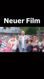 NEUER FILM

Die @nordmarkt_grundschule geht ihren eigenen Weg. Denn ihre Rahmenbedingungen sind nicht leicht: Superdiversität, Armut, alte Gebäude, direkt am Drogen-HotSpot in der Nordstadt. Und nun soll es noch komplexer werden, weil die Schule für die Zeit des Neubaus umziehen soll. Da stellt sich die Frage: wie kommen 450 Kinder zur Schule, wenn sie plötzlich 2km weiter weg ist?

Die Nordmarkt-Grundschule war eine Projektschule im Projektverbund DigiSchuKuMPK und damit Teil der Community of Practice 2, die sich mit einer sozialraumorientierten Schulentwicklung beschäftigt hat. Der Film ist im Rahmen des Projektverbunds DigiSchuKuMPK für das Kompetenzzentrum Schulentwicklung im Kompetenzverbund lernen:digital entstanden. Finanziert durch die Europäische Union – NextGenerationEU und gefördert durch das Bundesministerium für Bildung, Familie, Senioren, Frauen und Jugend (BMBFSFJ). Die geäußerten Ansichten und Meinungen sind ausschließlich die des Autors/der Autorin und spiegeln nicht unbedingt die Ansichten der Europäischen Union, Europäischen Kommission oder des Bundesministeriums für Bildung, Familie, Senioren, Frauen und Jugend wider. Weder Europäische Union, Europäische Kommission noch Bundesministerium für Bildung, Familie, Senioren, Frauen und Jugend können für sie verantwortlich gemacht werden. Förderkennzeichen: 01JA23E04A.

Mehr Infos zum Projekt findet Ihr hier @digischukumpk oder auf www.digischukumpk.de

Film
Idee und Moderation: Prof. Dr. Ferdinand Stebner
Produktion: Timon Seitzer
In Kooperation mit Dr.’in Isabelle Winter, Marleen Mühlenberg und Prof. Dr. Christian Reintjes

#instalehrerzimmer @uniosnabrueck @schulpaedagogik_osna @lernendigitalde