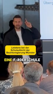 Eine Fortbildung an einer weiterführenden Schule zum Thema „Selbstreguliertes Lernen“, die das Ziel verfolgt, an der Schule zukünftig eine Schulkultur des selbstregulierten Lernen zu entwickeln und zu leben, macht vor allem dann richtig Sinn, wenn die Grundschulen, von denen die Kinder kommen, mit dabei sind. Es wäre doch langfristig energiesparender und vermutlich lernförderlicher, wenn sich beide Schulformen zugleich auf den Weg machen bzw. austauschen und ihre Angebote insofern synchronisieren, als dass die Kinder erkennen: „Ach, das, was ich früher übers Lernen gelernt habe, kann ich hier auch anwenden.“
Wir sollten vermeiden, dass der Übergang einen Bruch darstellt, wenn es um die Art des Lernens geht. Sollen die Schüler:innen also zukünftig darin unterstützt werden, verstärkt selbstreguliert zu lernen, so plädiere ich für stärkere Kooperationen zwischen Grundschulen und weiterführenden Schulen.
Bei allen Anfragen zu schulischen Fortbildungen oder Vorträgen bitte ich die Schulen inzwischen, die entsprechenden anderen Schulen einzuladen. Natürlich gilt es auch für Grundschulen bzgl. der Einladung der weiterführenden Schulen. Der Alltag sollte es hergeben, dass zumindest eine Vertretung geschickt wird. Und so bitte ich alle Schulen und Schulleitungen, dafür offen zu sein und sich gegenseitig besuchen zu lassen.
Mehr Infos zu Schulkulturentwicklung generell bzw. zur Schulkultur des selbstregulierten Lernens findet Ihr bei @digischukumpk und auf www.digischukumpk.de. Es ist ein Projekt von @lernendigitalde, finanziert vom Ministerium für Bildung, Familie, Senioren, Frauen und Jugend (@bmbfsfj) und der EU.
Die Aufnahmen sind entstanden, als ich am 28.11.2025 die Schulaufsicht der @bezregmuenster fortgebildet habe. Nochmals großen Dank an AD Schmied und sein Team. Es war ein toller Vormittag in Münster. Dank auch an Lukas für die Aufnahmen.
#instalehrerzimmer #bildung #lernen